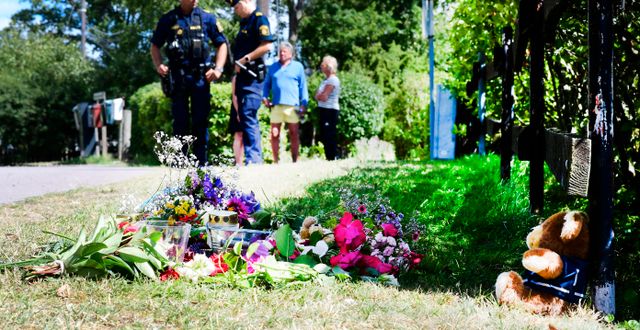 Många lämnade blommor på platsen där kvinnan och dottern förolyckades. Mikael Fritzon/TT