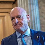 Mark Kelly på väg ut ur senaten på måndagen. 