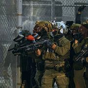 ICE-agenter under en protest mot myndigheten i New Jersey i maj.