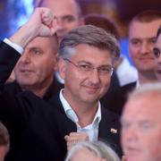 Plenković, i mitten, firar med partikamrater i Zagreb