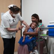 Ett barn i Mexiko vaccineras mot mässlingen.