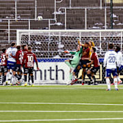 Matchen igång igen efter uppehåll under lördagens kvalmatch till allsvenskan mellan IFK Norrköping FK och Örgryte IS på Platinumcars Arena. 