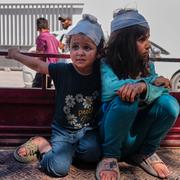 Åttaåriga Nadin och treåriga Dana på ett lastbilsflak vid Shifasjukhuset i Gaza.