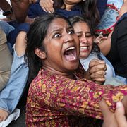En kvinna grips under helgens protester i New Delhi.