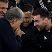 Gerardo ”Tata” Martino talar med Lionel Messi.