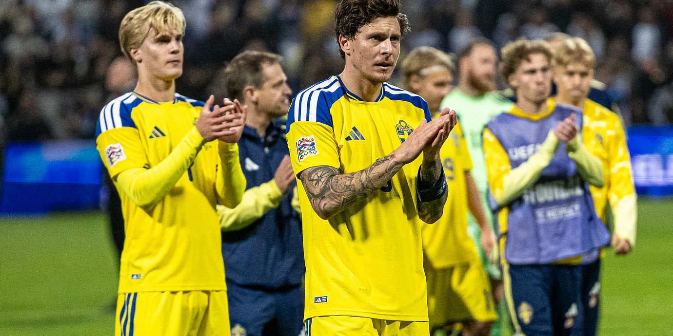 Svenska spelarna efter slutsignalen. 