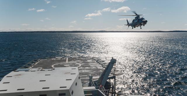Helikopter 15 landar på ledningsfartyget HMS Carlskrona under en marinövning i Stockholms skärgård/Arkivbild Paul Wennerholm/TT