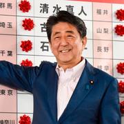 Shinzo Abe till höger. 