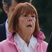 Gisèle Pelicot i Nimes, Frankrike den 9 oktober 2025. En kvinna i Kabul, Afghanistan den 5 juni 2025.