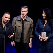 Programledarna Anis Don Demina, Basse Widman och Sofia Wistam.