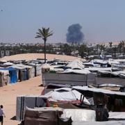 Ett rökmoln över Gazaremsan efter en israelisk attack under onsdagen.