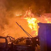 Räddningstjänst släcker en brand efter en rysk attack mot Odesa i söndags. Bilden har ingen koppling till innehållet i artikeln.