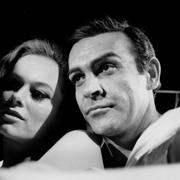 Sean Connery och Luciana Paoluzzi vid en Bond-inspelning 1965.