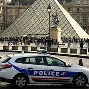 En polisbil framför Louvren i Paris i höstas.