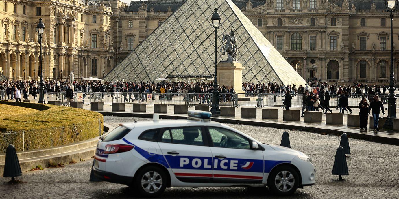 En polisbil framför Louvren i Paris i höstas.
