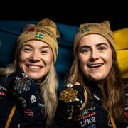 Jonna Sundling och Ebba Andersson poserar med medaljer under VM.