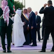 Saudiska tjänstemän tar emot Joe Biden på flygplatsen i Jeddah. 