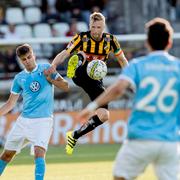 Malmös Alexander Jeremejeff och Häckens Rasmus Lindgren i lördagens fotbollsmatch.