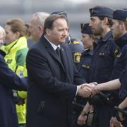 Statsminister Stefan Löfven (S) hälsar på räddningspersonal vid Stadshuset under minnesstunden på måndagen