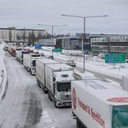 Köer av bilar och lastbilar på E4 utanför Jönköping i april.