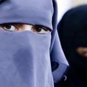Kvinnor i Nederländerna iklädda niqab. Arkivbild.