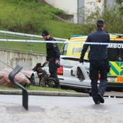 Poliser undersöker mordplatsen i Lövgärdets centrum i Angered på torsdagen.