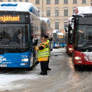 Bussar i långa köer vid Slussen i centrala Stockholm. 