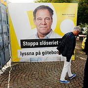 Demokraternas valstuga med en affisch på partiledaren Martin Wannholt.
