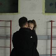 Två civilpersoner i ett skyddsrum i Israel efter attacken mot Iran.