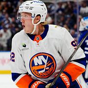 Simon Holmström firar ett av sina två mål mot Toronto Maple Leafs.