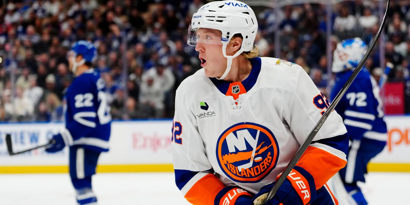 Simon Holmström firar ett av sina två mål mot Toronto Maple Leafs.