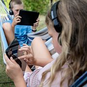 Arkivbild på barn med skärmar.