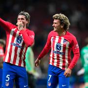 Antoine Griezmann och Rodrigo De Paul firar efter segern. 