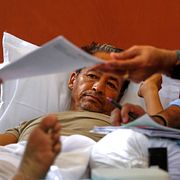 En läkare undersöker aktivisten Sonam Wangchuk, som hungerstrejkar för utbildningsreform i Indien.