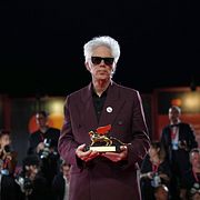 Jim Jarmusch med det guldlejon han förärades på Venedigs filmfestival i september förra året.