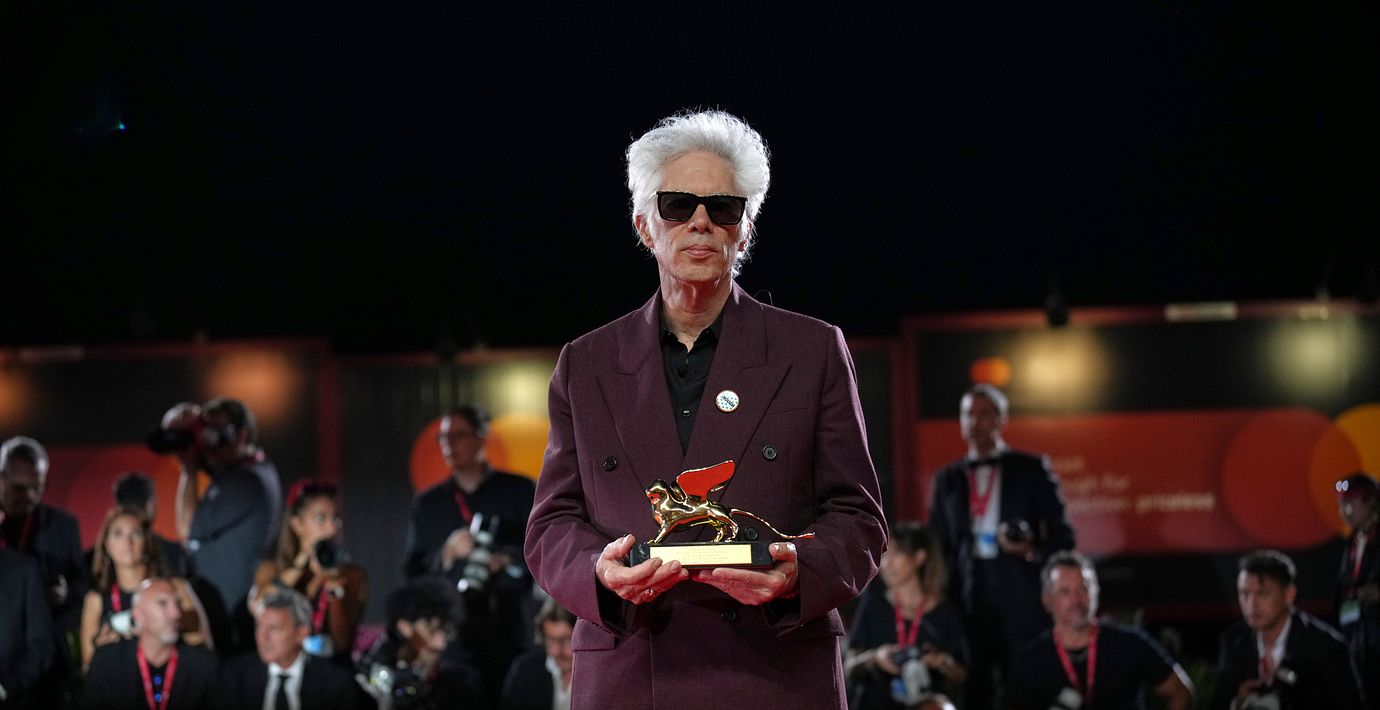 Jim Jarmusch med det guldlejon han förärades på Venedigs filmfestival i september förra året.