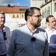 Sverigedemokraternas partiledare Jimmie Åkesson (SD), Linus Bylund, stabschef, och Oskar Cavalli-Björkman, SD:s presschef, under Almedalsveckan 2026.