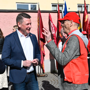 Nooshi Dadgostar på pressträff på första maj samt Tobias Baudin inför avmarschen i Sundbyberg. 