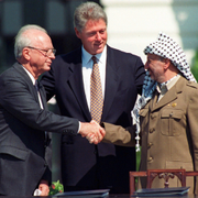 Jonas Gahr Støre. Till höger Yitzhak Rabin, Bill Clinton och Yassir Arafat. Stora delar av fredsförhandlingarna skedde i Oslo i hemlighet. 