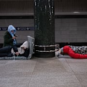 Människor tar skydd i Kyivs tunnelbana.