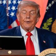President Donald Trump undertecknar en presidentorder efter att ha talat vid ett AI-toppmöte, onsdagen den 23 juli 2025, i Washington.
