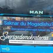 En buss med den aktuella SD-kampanjstickern.