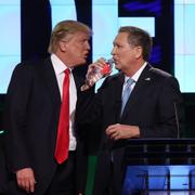 Arkivbild: De dåvarande kandidaterna Donald Trump och John Kasich under en paus vid en debatt i det republikanska primärvalet 2016