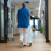 En sjuksköterska går i en korridor på en canceravdelning på Karolinska universitetssjukhuset i Solna.