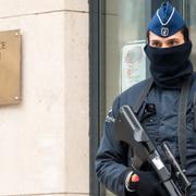 Belgisk polis vaktar myndighetsbyggnad.