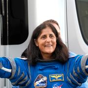 Astronauten Suni Williams hälsar strax innan hon steg ombord på raketen tidigare i dag. 