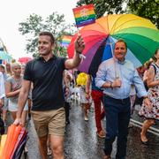 Gabriel Wikström och Stefan Löfven i prideparaden i Stockholm 2016.