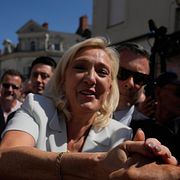 Marine Le Pen intervjuas av journalister under onsdagen.