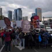 Anhöriga till gisslan demonstrerar i Tel Aviv, Israel.