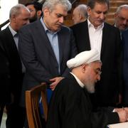 Hassan Rouhani skriver i en kondoleansbok efter nedskjutningen av ukrainska planet.